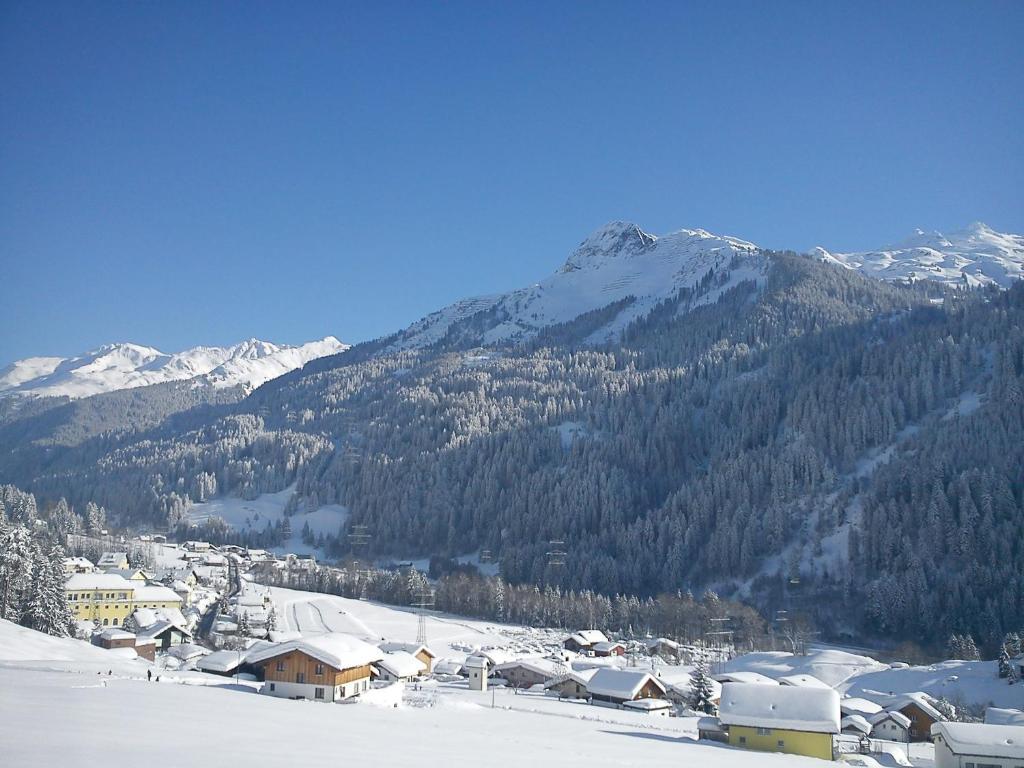 Haus Adrian Apartment Wald am Arlberg Exterior foto